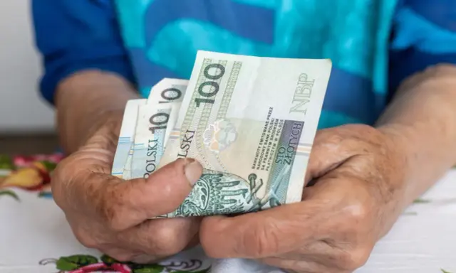 Dłonie trzymają polskie banknoty. Zastanawiasz się, ile może zająć ZUS z wynagrodzenia?
