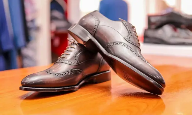 Eleganckie, brązowe półbuty męskie z ażurowymi zdobieniami. Zastanawiasz się, co to zelówka? To podeszwa buta, która zapewnia komfort i przyczepność.