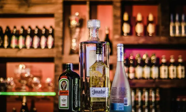 Butelki Jägermeister, El Jimador i Absolut. Zastanawiasz się, ile to 20 g alkoholu?