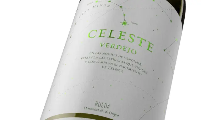 Botella de vino Celeste Verdejo, con diseño de constelaciones. Opiniones sobre este vino son muy positivas.