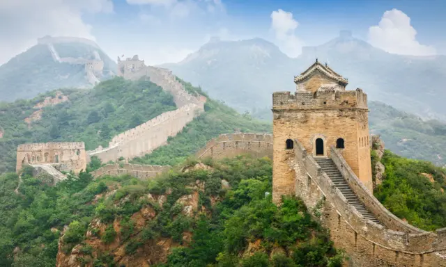 Wielki Mur Chiński, symbol historii i potęgi. Dziś, jak internet w Chinach, łączy odległe zakątki.