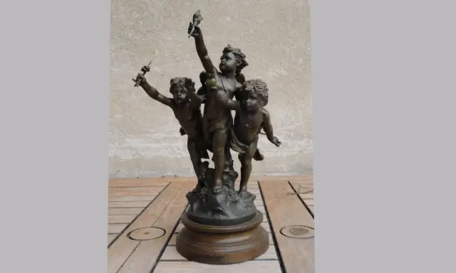 Bronze de trois angelots tenant des torches. Le prix du régule au kilo est une donnée importante pour estimer la valeur de cette sculpture.