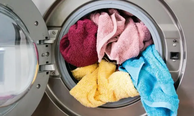 Kolorowe ręczniki w pralce. Dowiedz się, jak prać ręczniki żeby nie śmierdziały i cieszyć się świeżością.