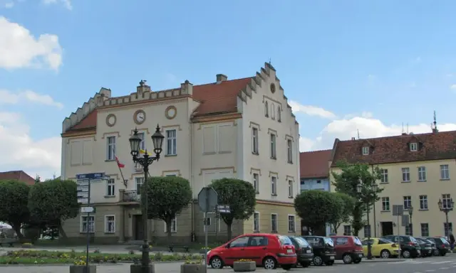 Rynek w Pyskowicach z ratuszem i innymi zabytkowymi kamienicami to jedne z głównych atrakcji miasta.