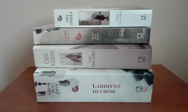 Stos książek Carlosa Ruiza Zafóna, niczym cmentarz zapomnianych książek, czeka na odkrycie. "Gra Anioła", "Więzień Nieba", "Cień wiatru" i "Labirynt Duchów".