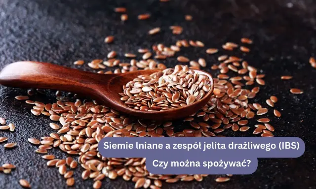 Łyżka pełna siemienia lnianego rozsypanego na ciemnym tle. Siemię lniane na jelita - wsparcie dla układu trawiennego.