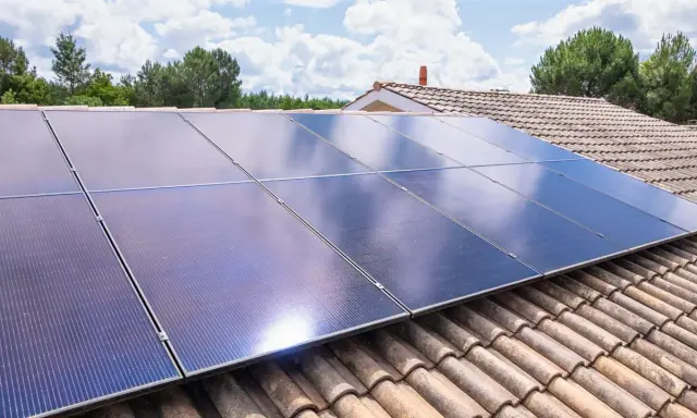 Panneaux solaires sur un toit de tuiles, prêts pour la déclaration de production d'énergie verte.