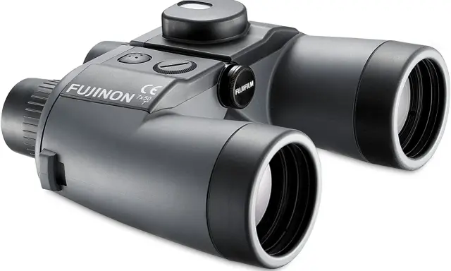 Jumelles Fujinon 7x50 : le 7x signifie grossissement 7 fois, le 50 indique le diamètre des lentilles en mm pour une meilleure luminosité.