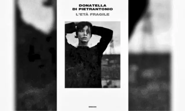 Copertina del libro "L'età fragile" di Donatella Di Pietrantonio. Una giovane donna con le mani tra i capelli guarda intensamente.