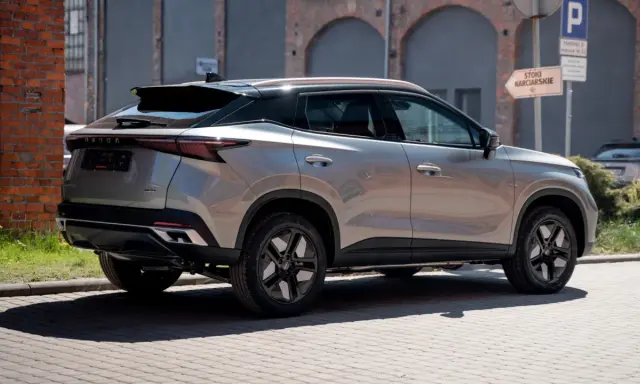 Nowoczesny OMODA 5 w miejskim otoczeniu. Zastanawiasz się nad jego spalaniem? Ten SUV oferuje stylowy wygląd i ciekawe osiągi.