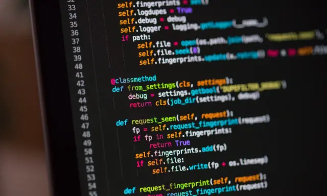 Fragment kodu w języku Python, pokazujący implementację protokołu do obsługi żądań i odcisków palców.