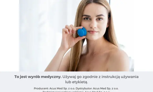 Kobieta prezentuje bańki do masażu twarzy. Dowiedz się, masaż twarzy bańką chińską jak często go wykonywać dla najlepszych efektów.