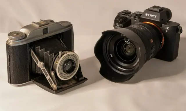 Stary aparat mieszkowy obok nowoczesnego Sony Alpha. Jaki aparat na początek? Oba są ciekawe.