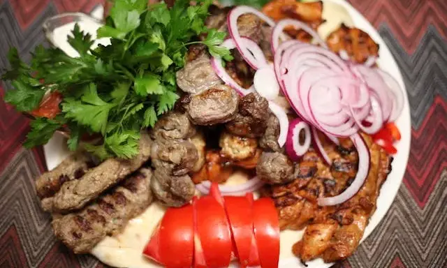 İskender Kebab: Co to jest? Jak rozpoznać autentyczny smak?