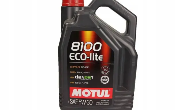 Czarna bańka oleju silnikowego Motul 8100 ECO-lite SAE 5W-30 z czerwonym korkiem.