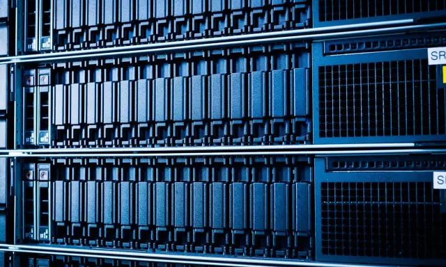 Rangées de serveurs informatiques bleus, une infrastructure de données impressionnante, prête pour le stockage et le traitement.