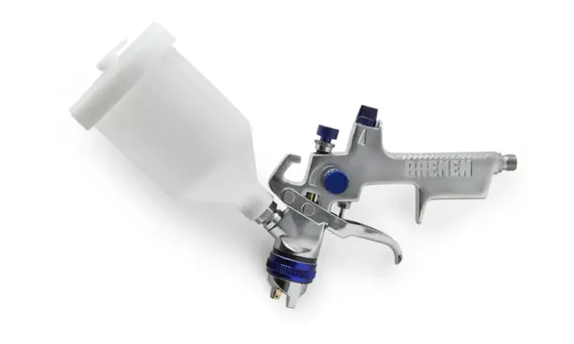 Pistola de limpieza con depósito blanco y cuerpo metálico con detalles azules. Ideal para trabajos de pintura y limpieza.