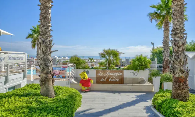 Un simpatico Winnie the Pooh su skateboard accoglie i visitatori al bagno 110 Riccione, "La Spiaggia del Cuore".