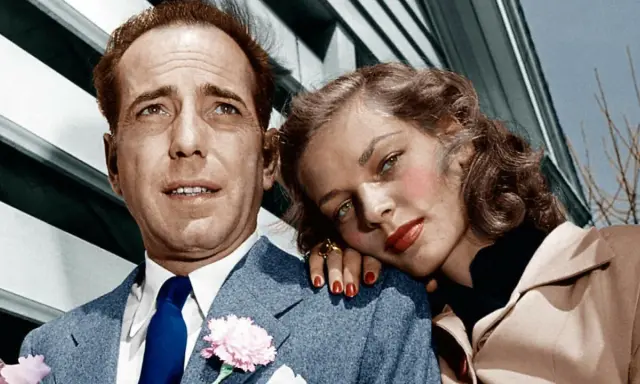 Humphrey Bogart i jego żona Lauren Bacall, ikony kina, w czułym uścisku.