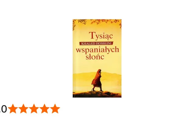 Okładka książki "Tysiąc wspaniałych słońc" z postacią kobiety w pomarańczowym szalu na tle pustynnego krajobrazu.
