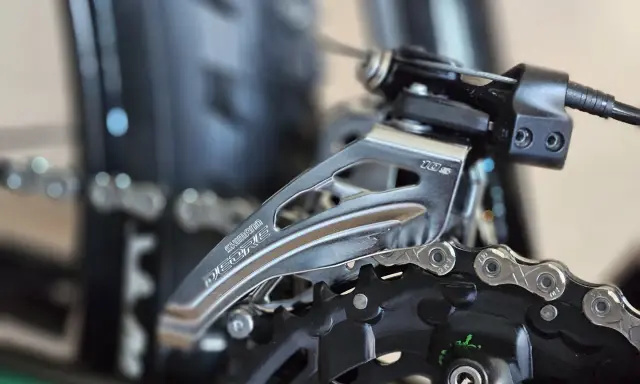 Błyszczące przerzutki Shimano Deore 10s na rowerze, gotowe do płynnej zmiany biegów podczas jazdy.