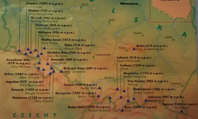 Mapa przedstawia korona gór polskich szczyty, od Karkonoszy po Bieszczady, z zaznaczonymi wysokościami i pasmami.
