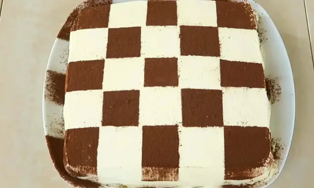 Tiramisù con decorazione a scacchiera, un'idea golosa per la ricetta Benedetta.