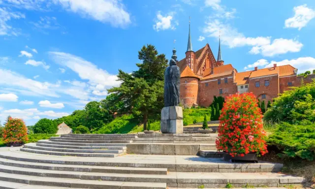 Frombork: Kopernik, katedra i piękne schody. Idealne miejsce na spacer i odkrywanie historii, świetne atrakcje dla dzieci.