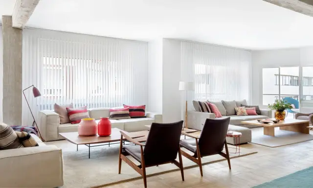 Modern living room with sofas, coffee tables, and lamps. Ideal inspiration for cuanto cuesta reformar una casa de 150 metros.
