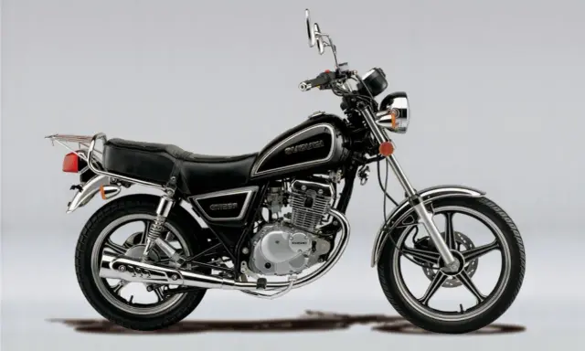 Czarny motocykl Suzuki GN 125 z chromowanymi elementami, siedzeniem pasażera i bagażnikiem.
