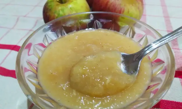 Compote de pommes maison, une recette simple et saine. Parfait pour un dessert léger, cette compote pomme sans sucre sans beurre est un délice.