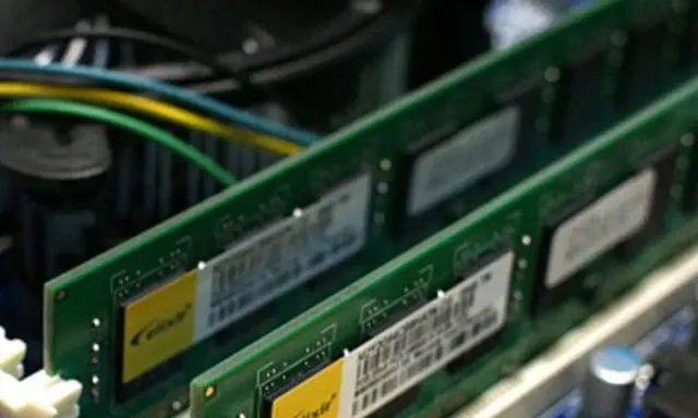 Dwa moduły RAM w komputerze. Chcesz wiedzieć, jak zwiększyć pamięć w laptopie? To pierwszy krok!