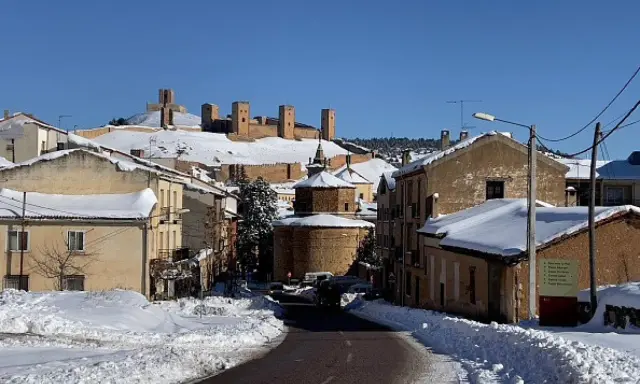 Un pueblo cubierto de nieve, con un castillo en la colina, parece el pueblo mas frio de España.