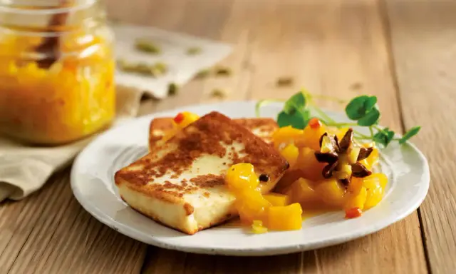 Gebratener Halloumi mit fruchtigem Mango-Chutney. Wozu isst man Chutney? Perfekt als süß-scharfe Beilage zu Käse!