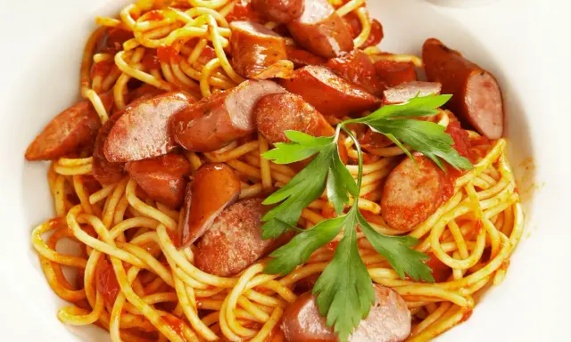 Spaghetti z kiełbasą: Twój ratunek na szybki i smaczny obiad!
