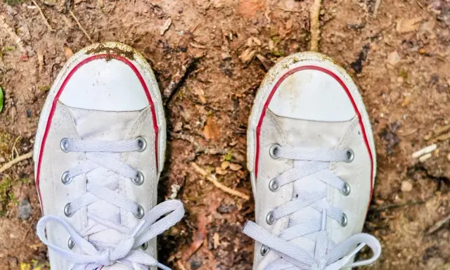 Białe buty jak nowe? Czyszczenie krok po kroku bez żółtych plam!