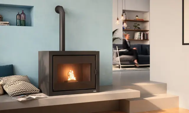 Poêle à granulés moderne, idéal pour un salon cosy. Sa dimension s'intègre parfaitement dans un décor contemporain.