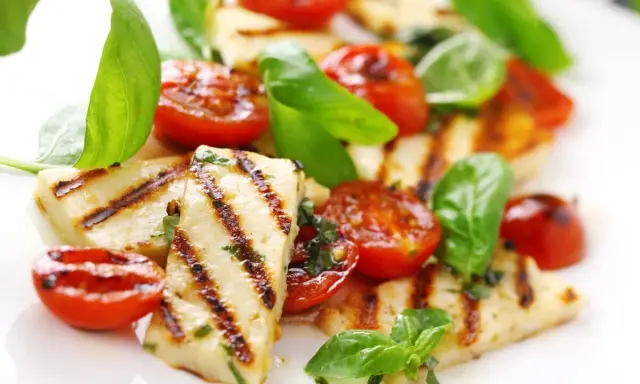 Halloumi: Jak przygotować idealny ser? Grill, patelnia, piekarnik!
