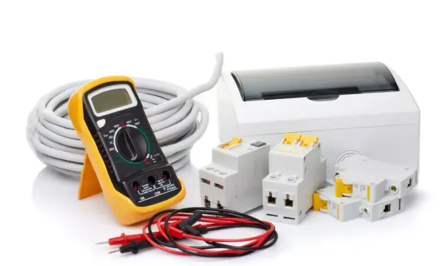 Multimètre, câble, coffret et disjoncteurs. Comprendre la différence entre interrupteur différentiel et disjoncteur différentiel pour une installation électrique sûre.