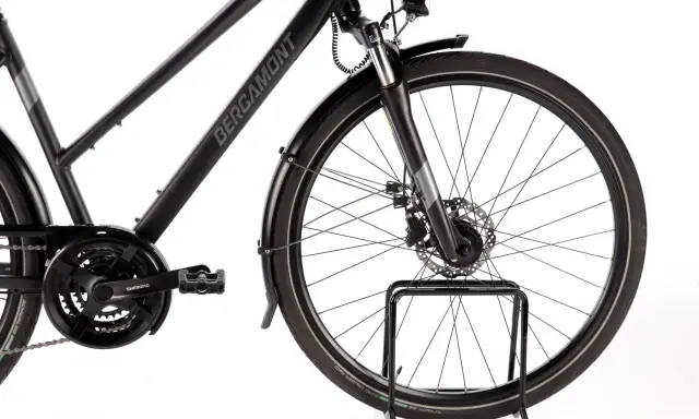 Bergamont to niemiecka marka rowerów, znana z solidnych konstrukcji. Na zdjęciu rower miejski z hamulcami tarczowymi i przerzutkami Shimano.
