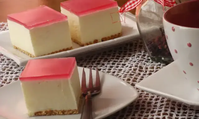 Pyszny sernik na zimno z galaretką, idealny na letnie popołudnie.