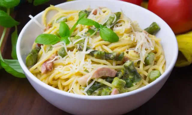 Pyszna carbonara ze szparagami, udekorowana bazylią i parmezanem, czeka na spróbowanie.