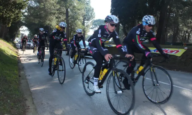 Ciclisti in gara, concentrati sul massimo consumo di ossigeno per raggiungere la vittoria.