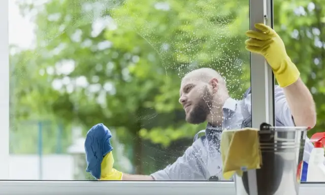 Lśniące okna bez smug: sprawdzone domowe sposoby i triki