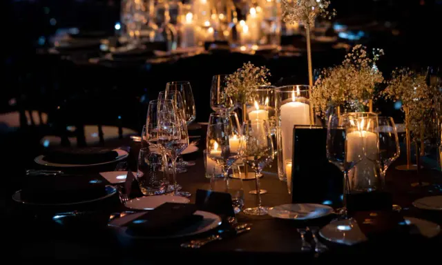 Une élégante mise de table à la française, illuminée par des bougies et des fleurs délicates, promet une soirée mémorable.
