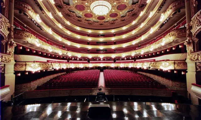 Der prunkvolle Innenraum des Gran Teatre del Liceu mit roten Samtsitzen und goldenen Verzierungen.