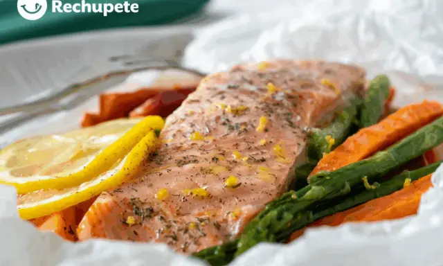 Salmón al horno con espárragos y limón, una de las mejores recetas de salmón para una cena saludable y deliciosa.