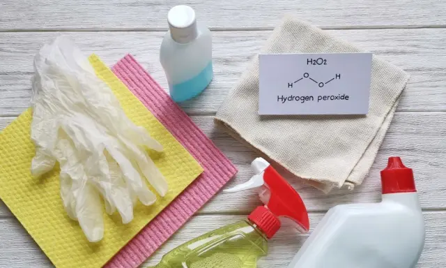 Hausmittel für fugen schimmel entfernen: Handschuhe, Tücher, Wasserstoffperoxid und Reinigungsmittel.