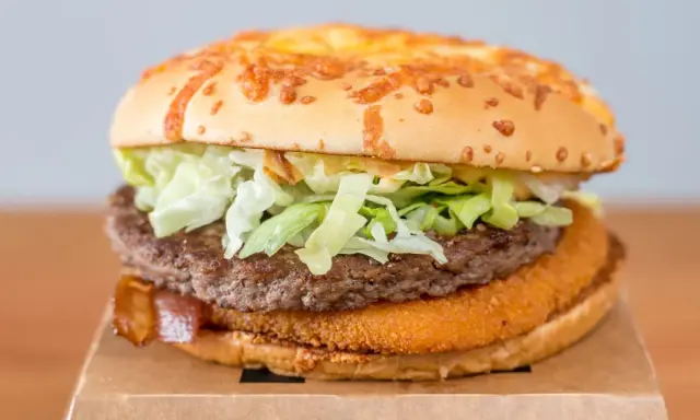 Apetyczny burger drwala z chrupiącym kotletem i serem na bułce. Kiedy będzie mój?