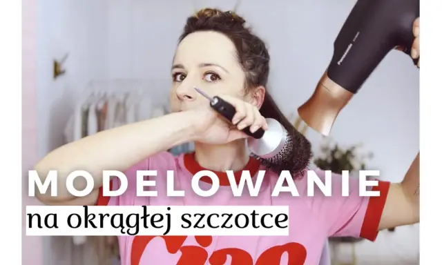 Kobieta modeluje włosy na okrągłej szczotce, używając suszarki. Efekt: włosy na szczotkę!